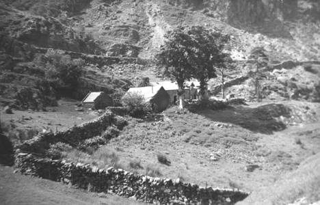 Blaen y Nant Farmhouse 1953. the outhouse was the BEC Climbing hut from 1950 until 1954
